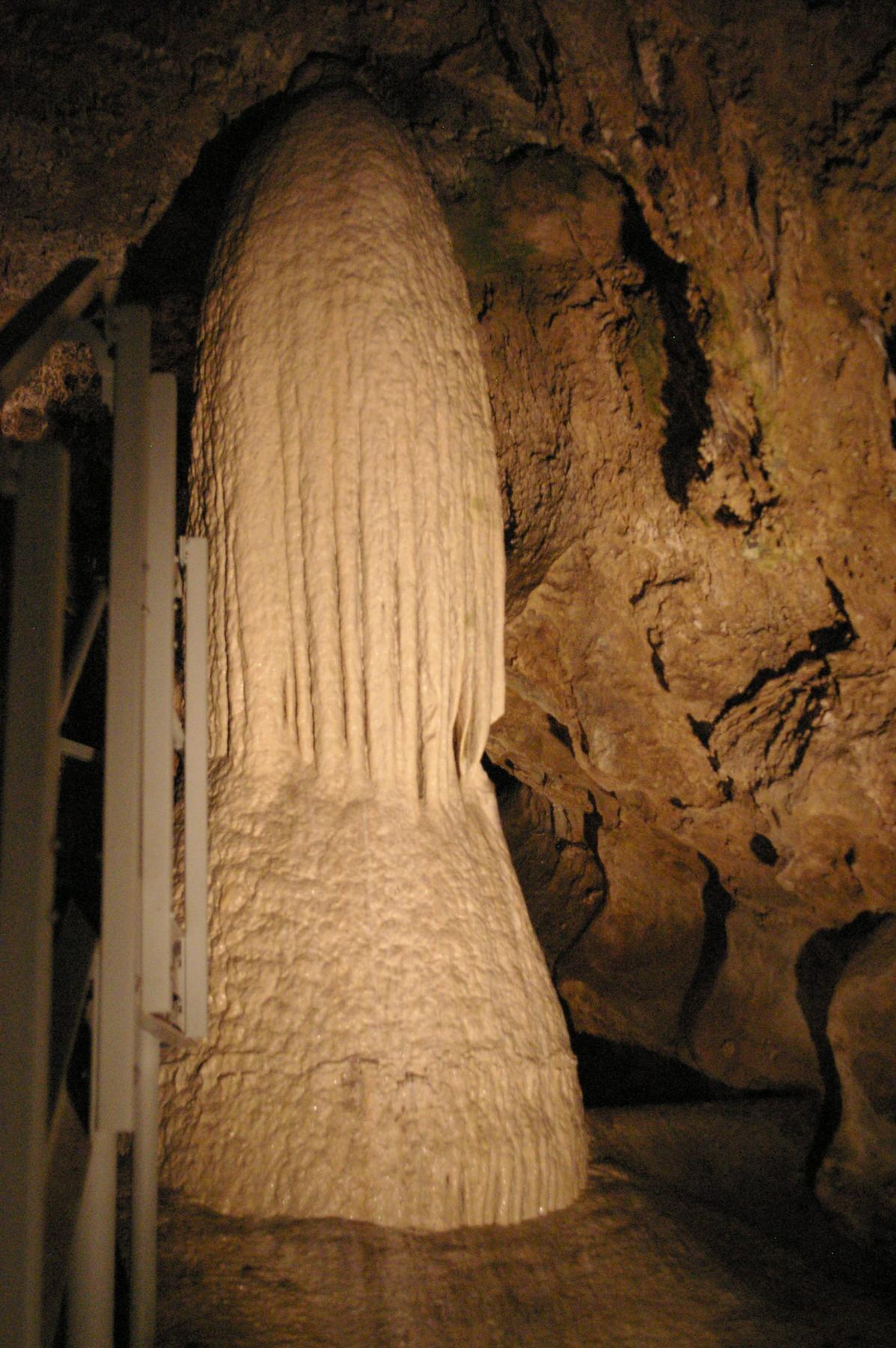 A column inside Gardner Cave, Washington